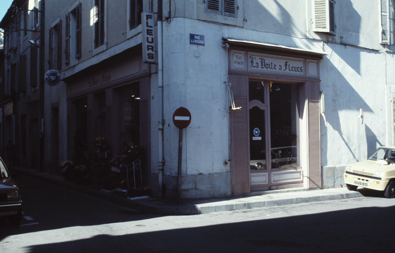 Rue Joseph Chabran, rue Jean-Jacques Rousseau. Maison à devanture en bois, parcelle 28. Vue générale.