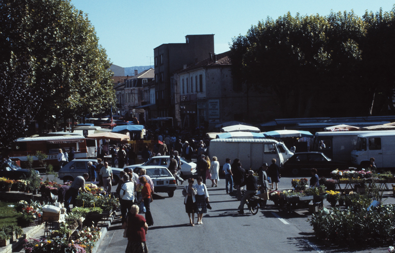 Place du clos, vue prise de l'ouest un jour de marché (vue rapprochée).