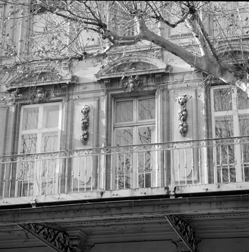 Cours Victor Hugo. Maison parcelle 275. Détail de la décoration sculptée du deuxième niveau.