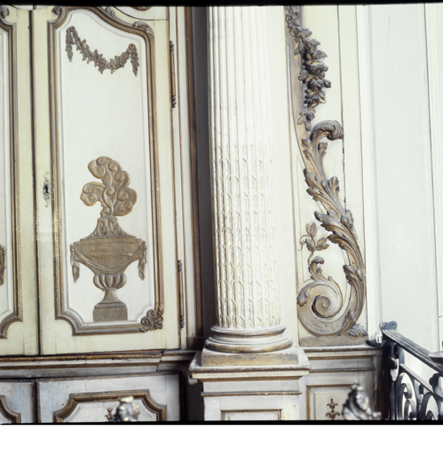 Détail du décor : battant médian, colonne et aileron.