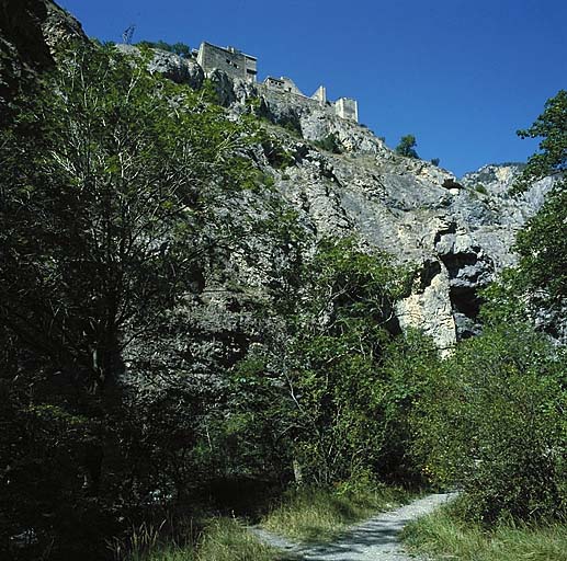 Vue de situation prise des rives de la Durance.