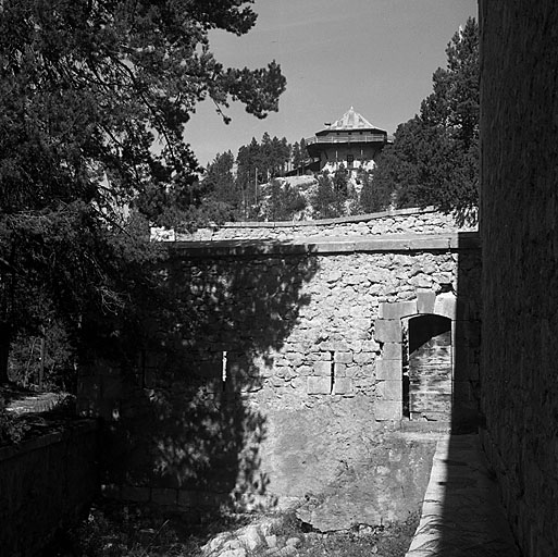 Flanc gauche, bâtardeau crénelé arrière du front de gorge et redoute à mâchicoulis.