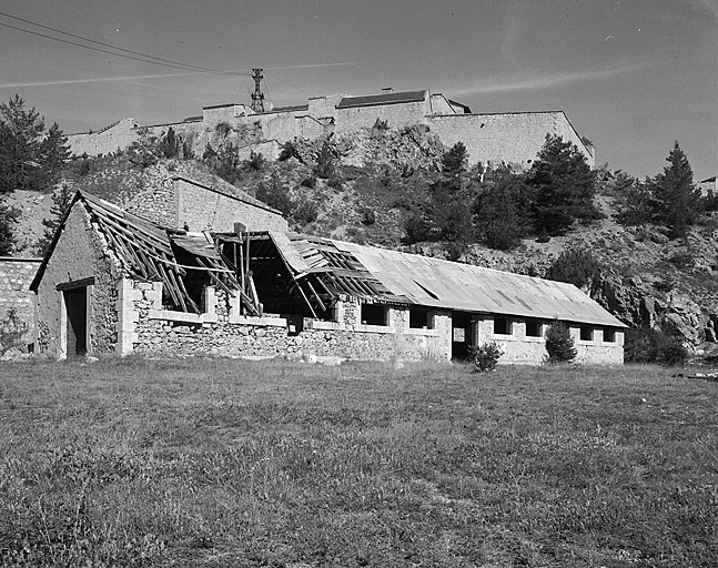 Bâtiment M1 (magasin d'artillerie). Derrière, magasin à poudre R et donjon.