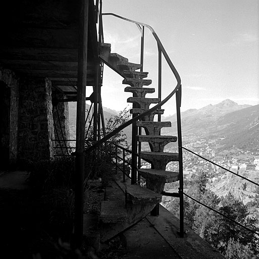 Bâtiment a (recette du téléphérique). Escalier en béton armé entre les deux niveaux.