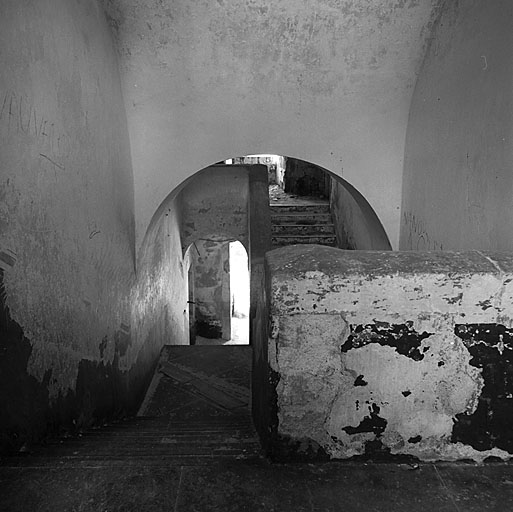 Caserne. Cage d'escalier vue de l'étage supérieur.