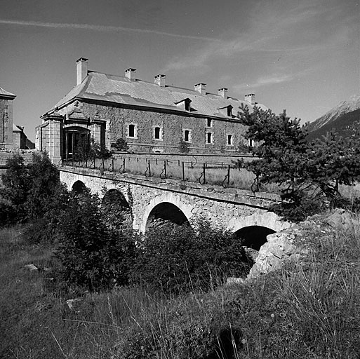 Porte Dauphine et bâtiment I.