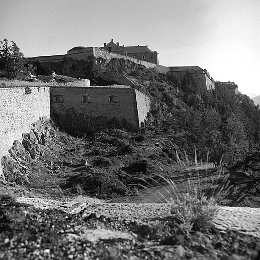 Vue du front de gorge, prise, vers le sud, depuis le dessus de la porte 36.