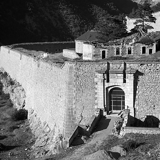 Porte 36 et bastion vus du bastion 34 vers le nord. Derrière la porte, le corps de garde Y et le magasin à poudre F.