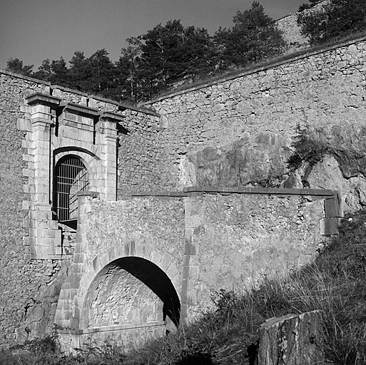 Front de gorge, porte 36 et pont d'accès. Vue oblique prise du sud.