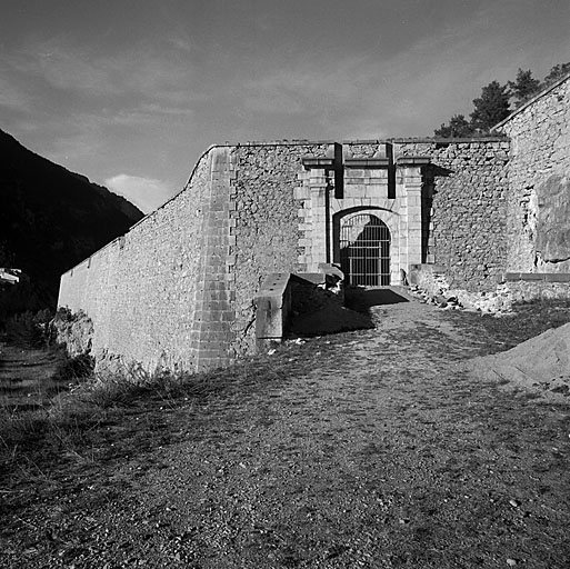 Front de gorge : porte 36. Vue extérieure prise dans l'axe.