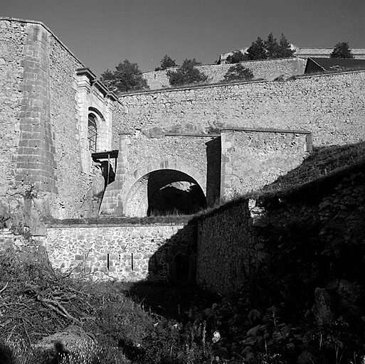 Front de gorge. Porte 36, vue extérieure latérale avec le pont d'accès et le batardeau crénelé.