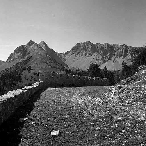 Route et mur crénelé à proximité et au sud-ouest du blockhaus. A gauche, les Petit et Grand Peygu. A droite, la crête des Granges.