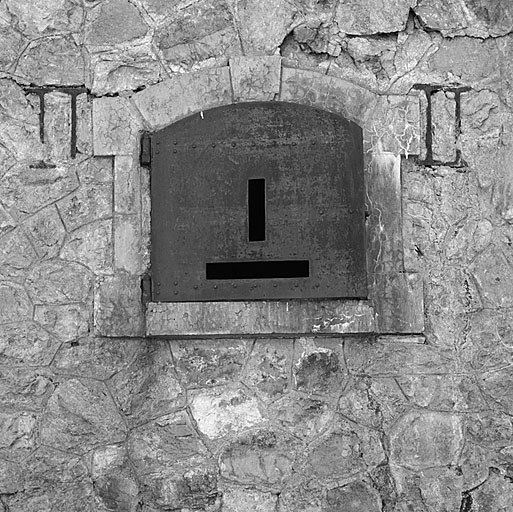 Face ouest, fenêtre et volet blindé.