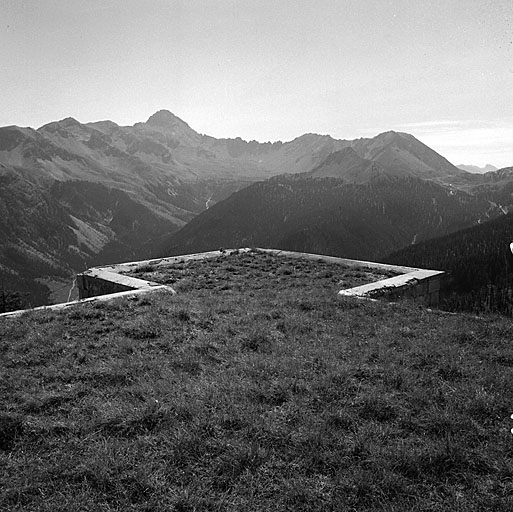 Vue prise des dessus du blockhaus vers le col de l'Izoard. De gauche à droite l'Escalinade, le pic de Rochebrune, la crête des Oules, les pics est et ouest et le col.