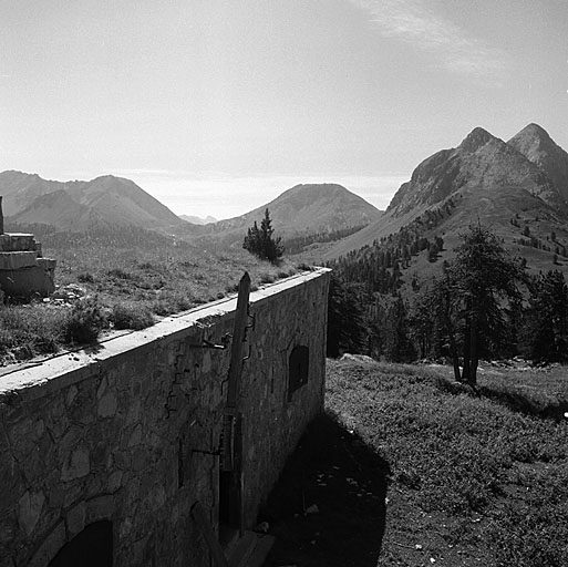 A droite, les deux Peygu. Au centre, isolé, le pic de Baudouis touchant le col de l'Izoard, pris depuis le dessus du blockhaus.