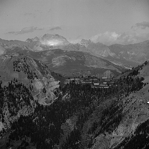 Fort de l'Infernet et baraquements de la Cochette vus du sud.