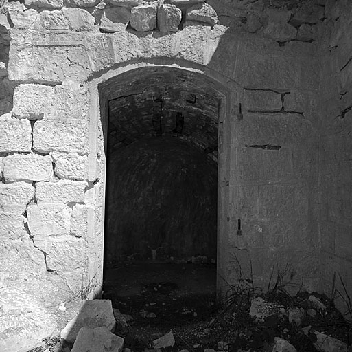 Abri d'éclairage. Entrée du local 3.