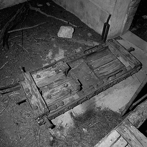 Glissière de crosse de canon de 155 L mle 1877 déposée dans un chalet.