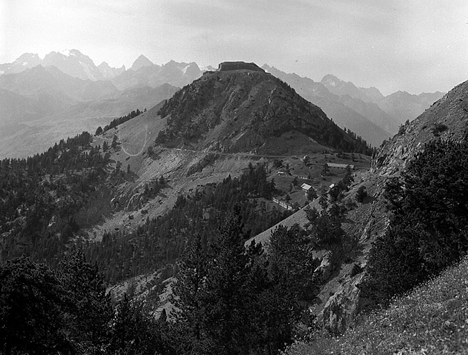 Fort de l'Infernet et baraquements de la Cochette vus de l'est, depuis la route militaire du col du Gondran.