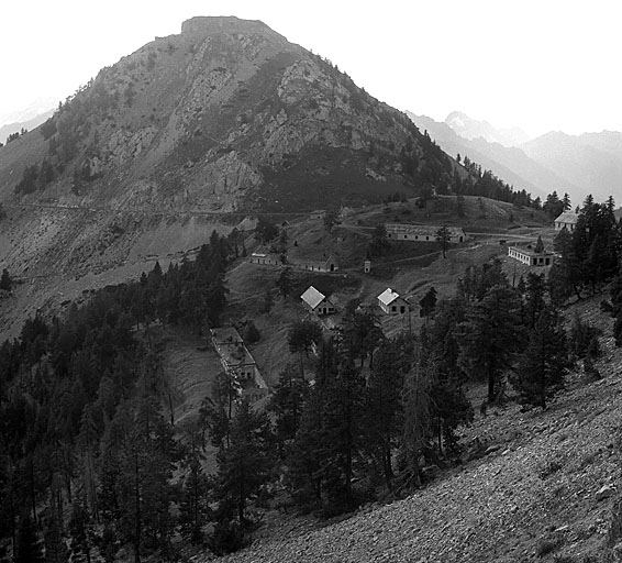 Fort de l'Infernet et baraquements de la Cochette vus de l'est depuis la route militaire du col du Gondran.