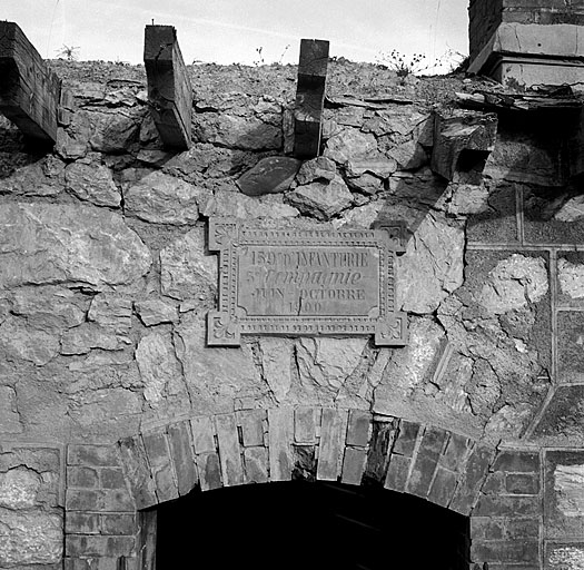Baraquements de la Cochette. Baraque i. Pignon ouest : pierre de fondation.
