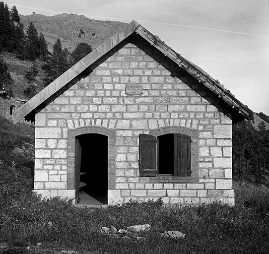 Baraquements de la Cochette. Baraque o. Pignon ouest et pierre de fondation.