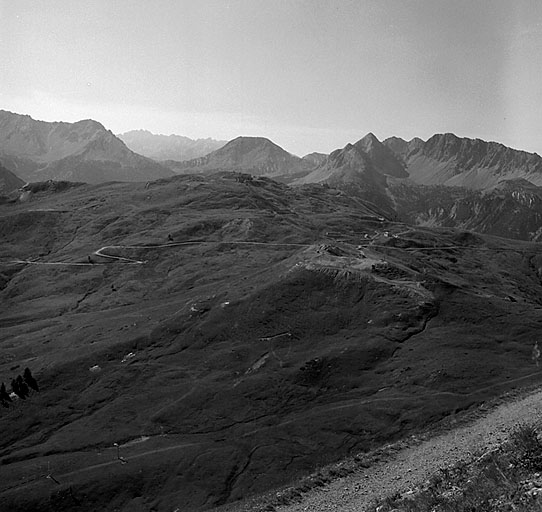 Plateau des Gondran. Vue prise du nord, depuis la route militaire de l'ouvrage du Janus. A gauche, ouvrage du Gondran E, au centre, sommet des Anges et Gondran C, à droite, Gondran D. Au premier plan, en contrebas, Gondran A. A l'arrière-plan, le Grand Peygu, près du col de l'Izoard.