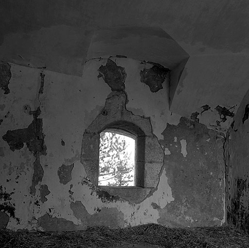 Bâtiment O. Flanc 26. Rez-de-chaussée. Local 31. Embrasure à canon flanquant le front de gorge et la porte 36.