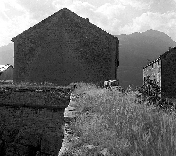 Bâtiment S : arsenal. Le pignon est pris depuis le parapet du rempart, à droite le bâtiment R.