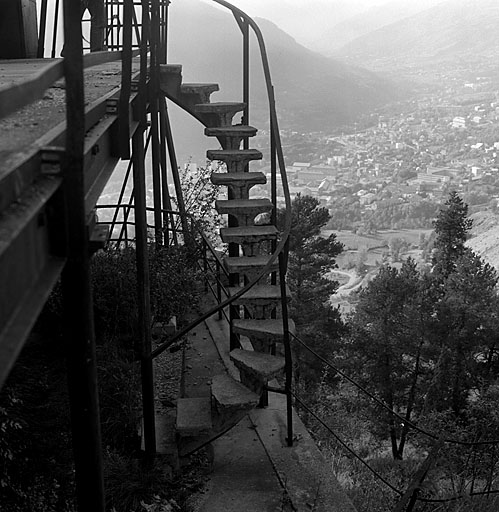 Bâtiment a (recette du téléphérique). Escalier en béton armé reliant les deux niveaux.