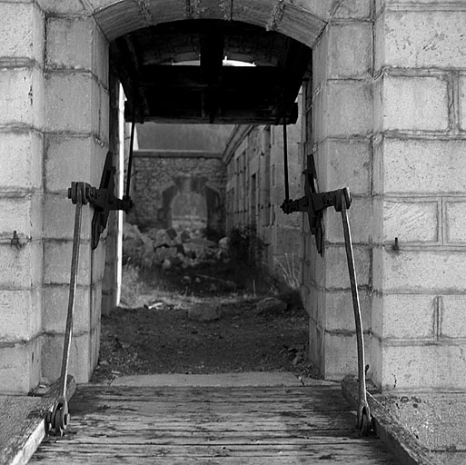 Donjon. Pont-levis en zig-zag de la porte du donjon.