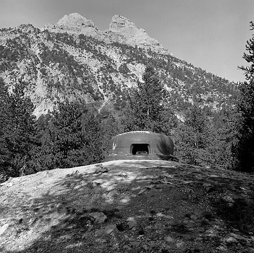 Groupe du col de l'Echelle. Ouvrage 971-972. Cloche cuirassée. Vue générale. Au-dessus, l'Aiguille Rouge.