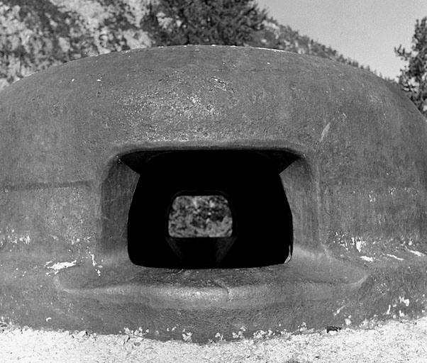 Groupe du col de l'Echelle. Ouvrage 971-972. Cloche cuirassée. Gros plan d'un créneau.