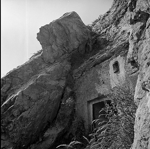 Groupe du col de l'Echelle. Ouvrage 654. Détail du bloc d'entrée. En haut, et à droite, prise d'air.