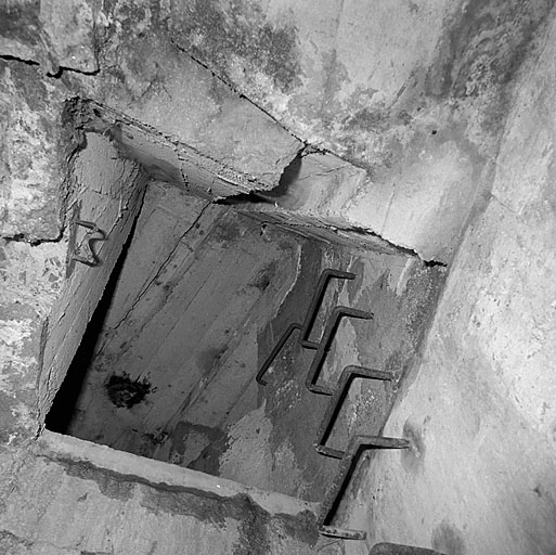 Groupe du col de l'Echelle. Ouvrage 975. Bloc de tête. Vue intérieure prise vers la casemate supérieure.