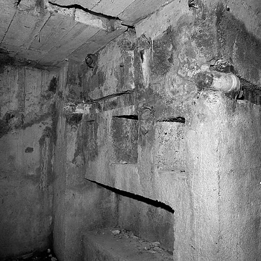 Groupe du col de l'Echelle. Ouvrage 975. Intérieur de casemate de mitrailleuse.