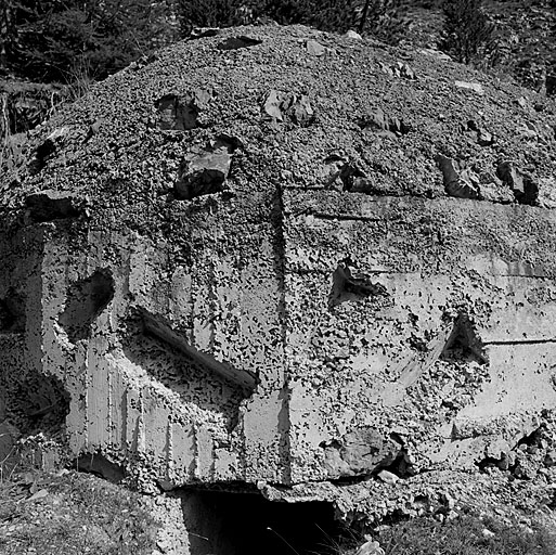Groupe du col de l'Echelle. Ouvrage 975. Bloc d'entrée. Détail de l'enduit de camouflage.