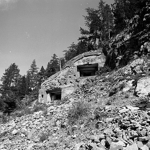 Groupe du col de l'Echelle. Ouvrage 975. Bloc de tête (casemate de mitrailleuses à deux niveaux).