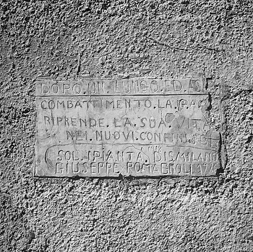 Groupe du col de l'Echelle. Ouvrage 654. Plaque d'enduit gravée par des soldats italiens lors de la construction.
