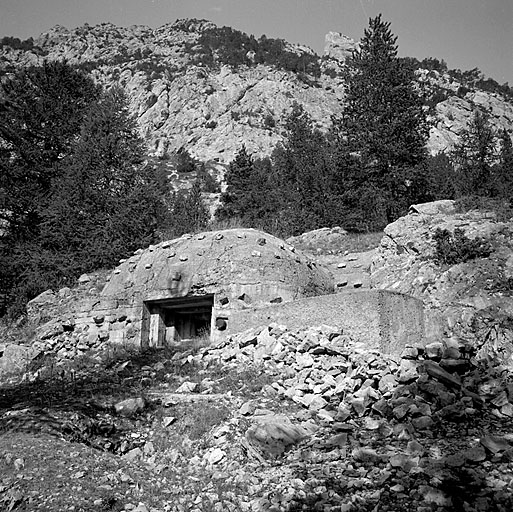 Groupe du col de l'Echelle. Ouvrage 654 ter. (Casemate isolée pour canon anti-char). Au-dessus, au sommet des éboulis, et dans le pied de la falaise, embrasures de l'ouvrage 654.
