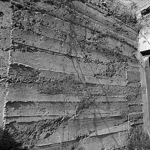 Groupe du col de l'Echelle. Ouvrage 654. Détail du béton brut de décoffrage.