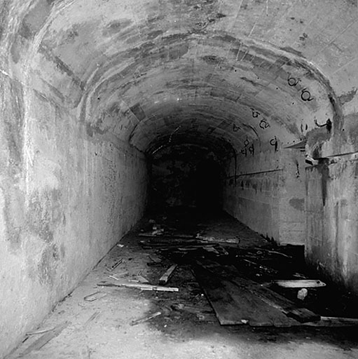 Groupe du col de l'Echelle. Ouvrage 654. Locaux souterrains. Casemate 7 (casernement). Vue intérieure.