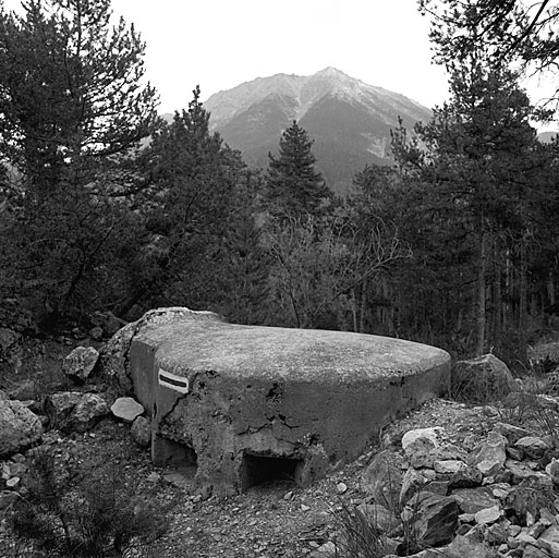 Organisations de campagne. Nord de la Vachette. Blockhaus pour arme automatique dit tourelle du Briançonnais (vue extérieure).