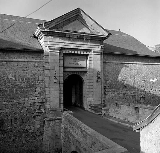 Porte de Pignerol. Vue extérieure.