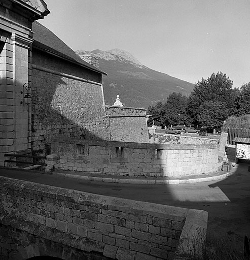 Front nord. Vue oblique du bastion 17 et du pont d'accès à la porte de Pignerol.