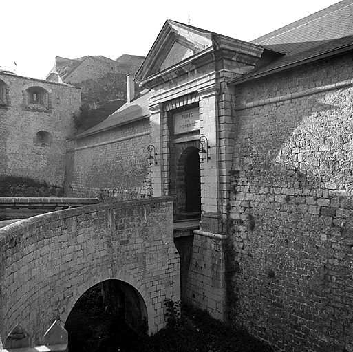 Front nord. Vue oblique de la porte de Pignerol et du flanc 16. A l'arrière plan, à gauche, le château.