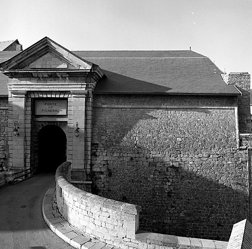 Porte de Pignerol et pavillon G vus de l'extérieur.