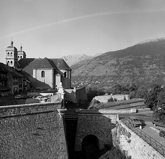 Front nord-ouest pris du nord-est. Au premier plan, saillant du bastion 17. Derrière, bastion 18 et collégiale, à droite, demi-lune 19.