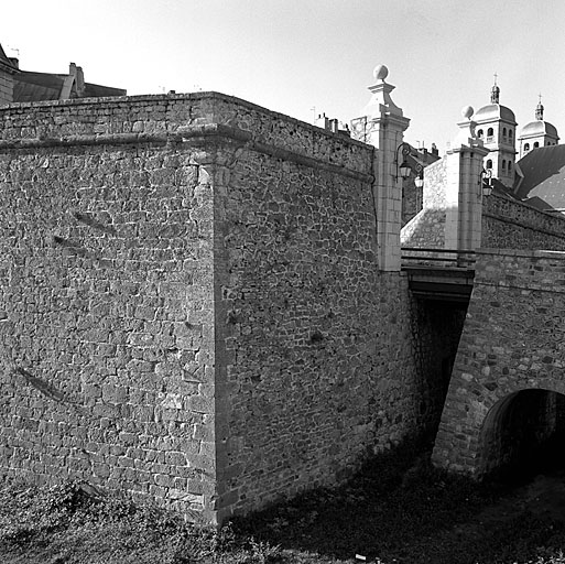 Enceinte de ville. Front nord-ouest. Bastion 17. Face gauche. Porte Neuve.