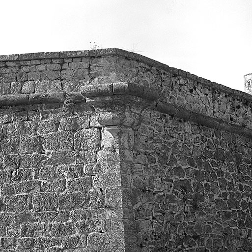 Enceinte de ville. Saillant du bastion 17. Source d'échauguette.